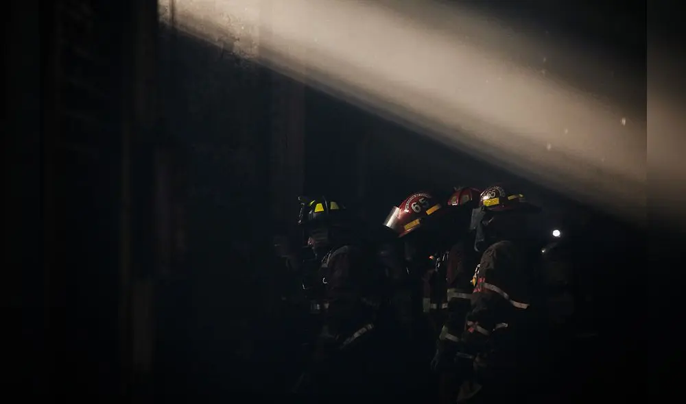 Bomberos logran ingresar a la galería Nicolini en busca de los desaparecidos [FOTOS]