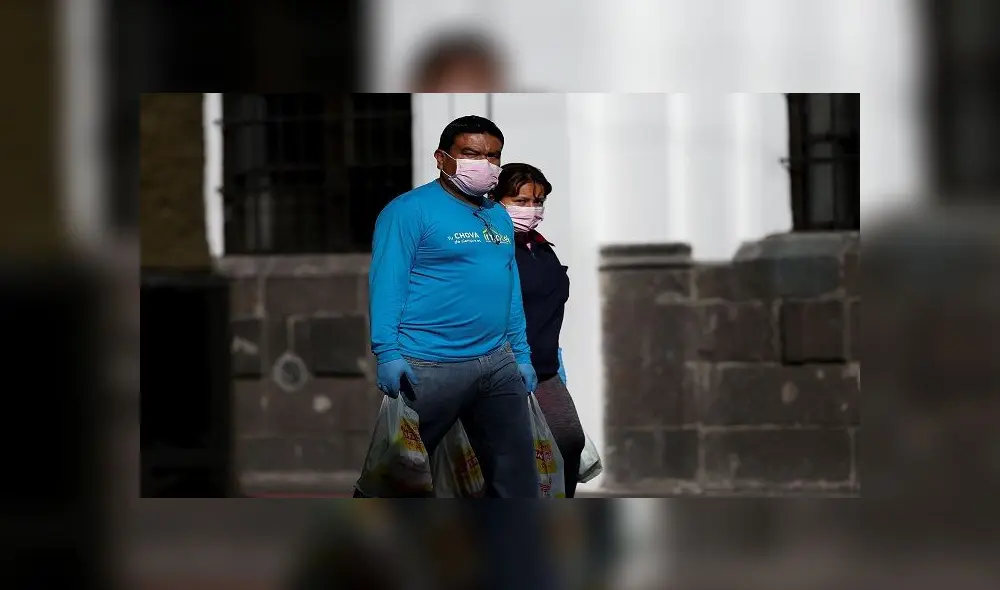 Ciudadanos caminan este domingo por las calles de Quito (Ecuador). EFE Ciudadanos caminan este domingo por las calles de Quito (Ecuador). EFE