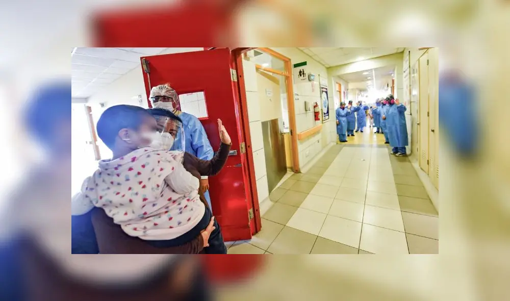 El personal de salud del área UCI la despidió. Foto: INSN El personal de salud del área UCI la despidió. Foto: INSN