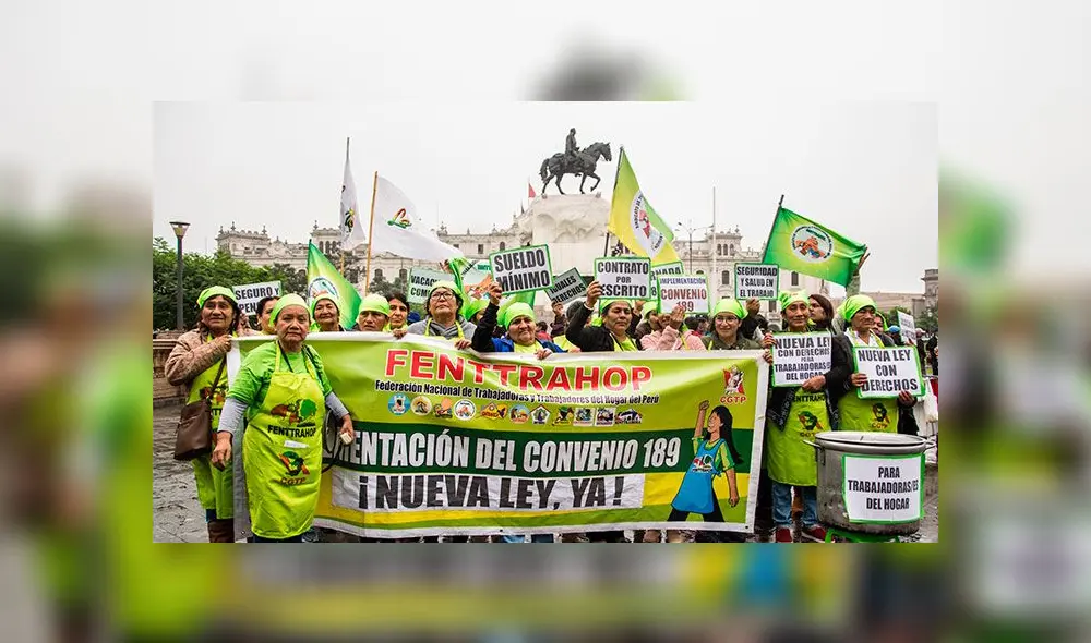 Trabajadoras del hogar en protesta en Plaza San Martín. Foto: Federación de Trabajadoras del Hogar del Perú. Trabajadoras del hogar en protesta en Plaza San Martín. Foto: Federación de Trabajadoras del Hogar del Perú.