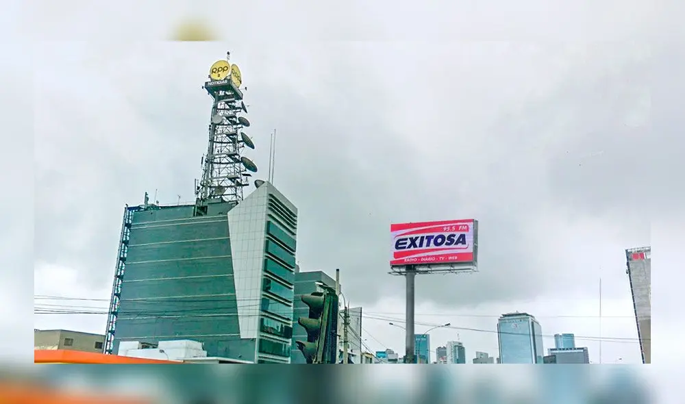 Panel publicitario de Exitosa se luce frente a emblemática torre de RPP Panel publicitario de Exitosa se luce frente a emblemática torre de RPP