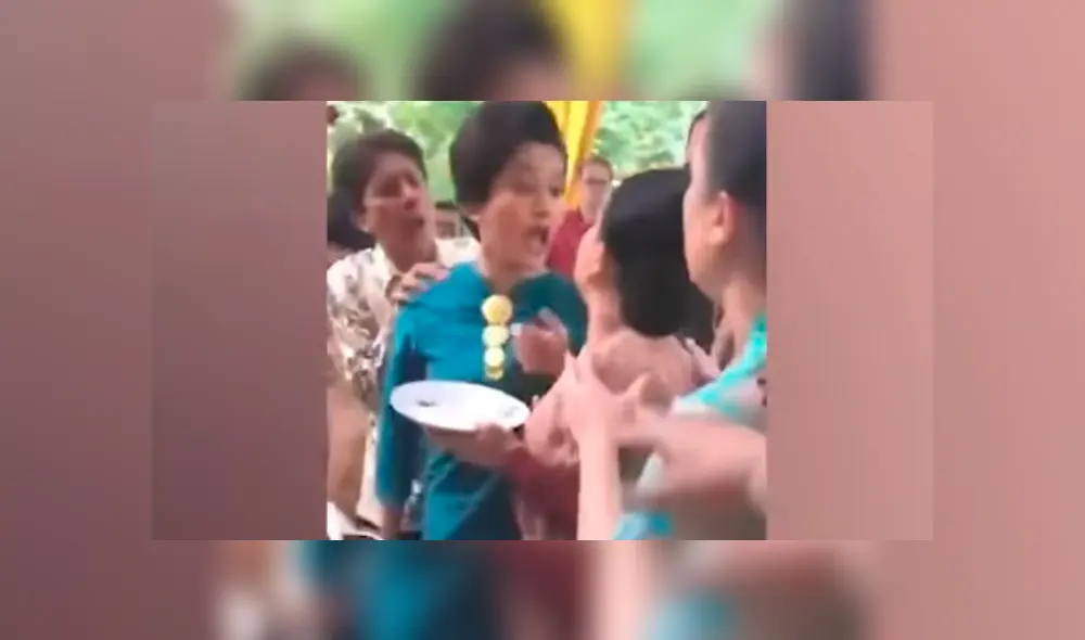 Las mujeres estaban haciendo cola para servirse el buffet en la fiesta de una boda. Foto: captura Las mujeres estaban haciendo cola para servirse el buffet en la fiesta de una boda. Foto: captura