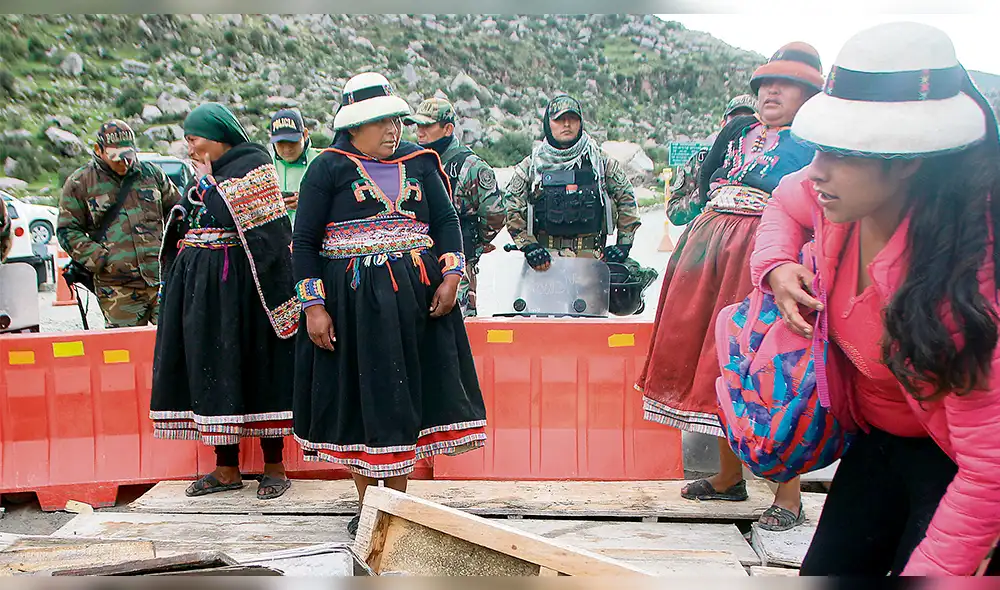 Comuneros dejan libre vía y esperan a diez ministros