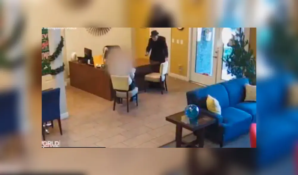 El anciano ingresa a la oficina para dialogar, pero de pronto saca un arma y dispara a un empleado. (Foto: captura)