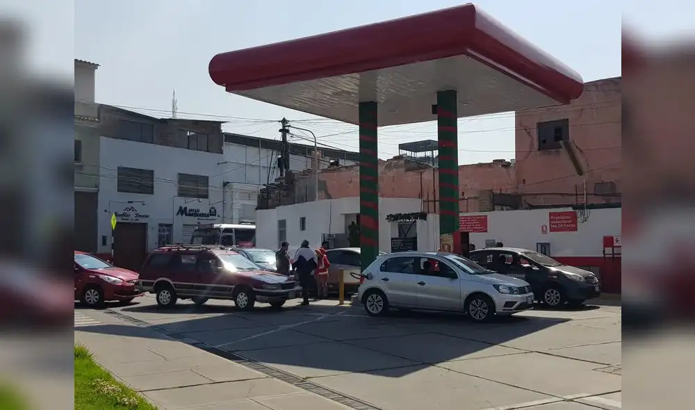 Arequipa. vehículos esperaron varias horas para poder llegar al grifo. Foto Wilder Pari URPI LR Arequipa. vehículos esperaron varias horas para poder llegar al grifo. Foto Wilder Pari URPI LR