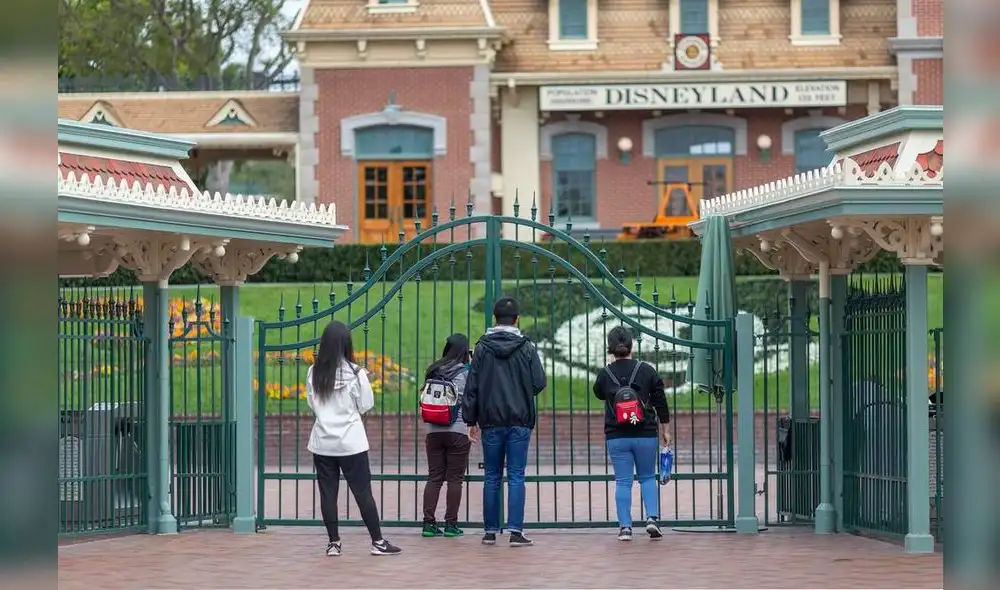 Los amantes de Mickey Mouses aguardan ansiosos la apertura del parque en California. Los amantes de Mickey Mouses aguardan ansiosos la apertura del parque en California.