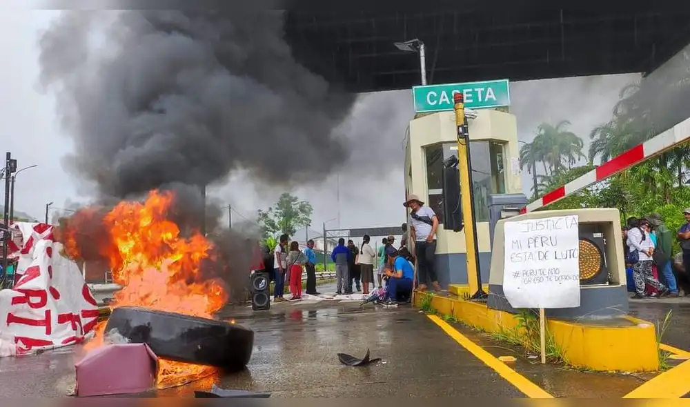 Puno. turba arrojó piedras y quemó las instalaciones. Foto Kleber Sánchez URPI LR