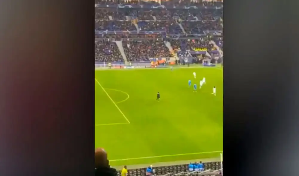 Cristiano Ronaldo empujó a una fanática que ingresó al campo. Foto: Twitter Cristiano Ronaldo empujó a una fanática que ingresó al campo. Foto: Twitter