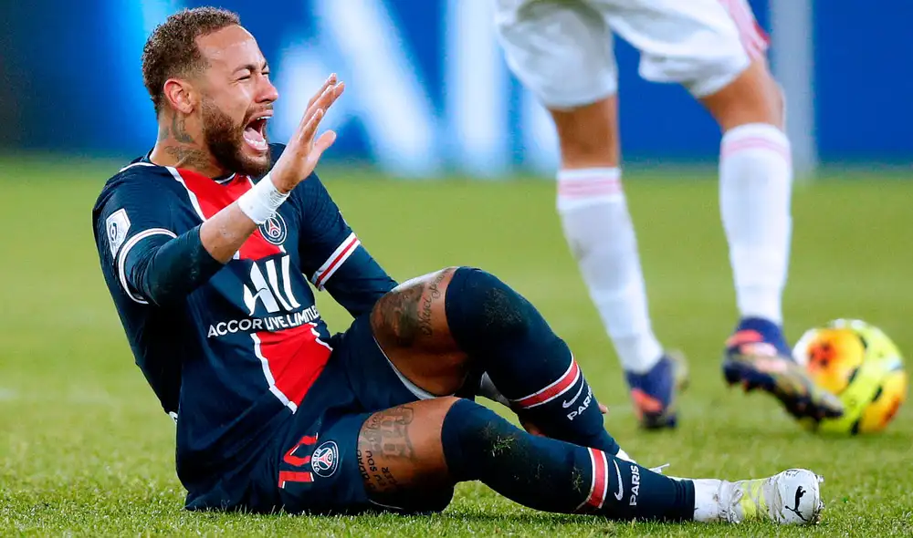 Neymar salió en camilla y llorando tras durísima entrada de Thiago Mendes. Foto: EFE Neymar salió en camilla y llorando tras durísima entrada de Thiago Mendes. Foto: EFE
