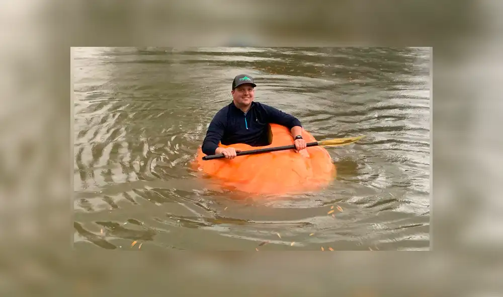 La esposa del granjero publicó en Facebook las imágenes de su esposo remando sobre la gigantesca calabaza como si se tratara de un cómodo bote