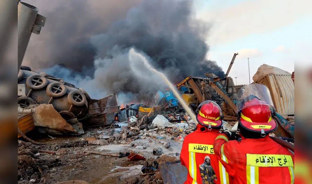 Nbeirut (Lebanon), 04/08/2020.- Firefighters try to extinguish flames after a large explosion rocked the harbor area of Beirut, Lebanon, 04 August 2020. According to reports, several people have been injured and large area badly damaged while the cause of the explosion is not yet known. (Incendio, Líbano) EFE/EPA/WAEL HAMZEH
Nbeirut (Lebanon), 04/08/2020.- Firefighters try to extinguish flames after a large explosion rocked the harbor area of Beirut, Lebanon, 04 August 2020. According to reports, several people have been injured and large area badly damaged while the cause of the explosion is not yet known. (Incendio, Líbano) EFE/EPA/WAEL HAMZEH