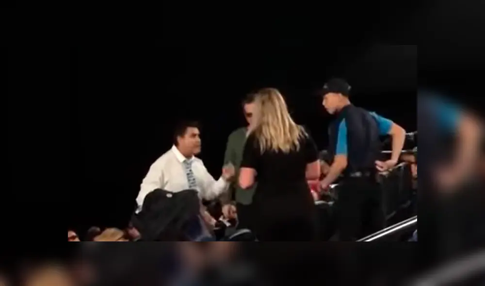 El sujeto insultó a los espectadores cuando ellos le pidieron que se retire de la sala. Foto: captura.
