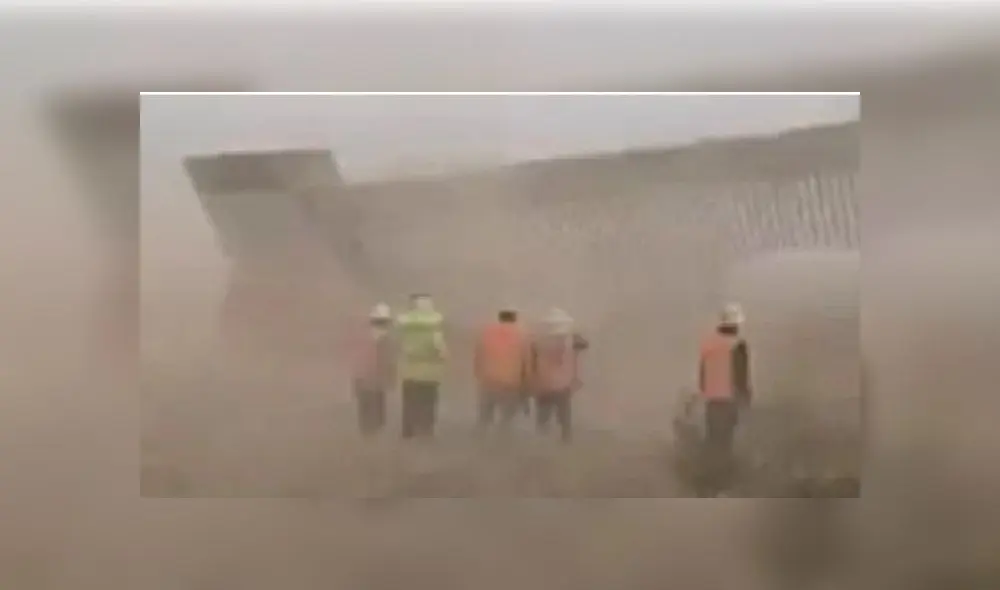 Chinese virologist Shi Zhengli (L) is seen inside the P4 laboratory in Wuhan, capital of China's Hubei province on February 23, 2017. - The P4 epidemiological laboratory was built in co-operation with French bio-industrial firm Institut Merieux and the Chinese Academy of Sciences. (Photo by Johannes EISELE / AFP)