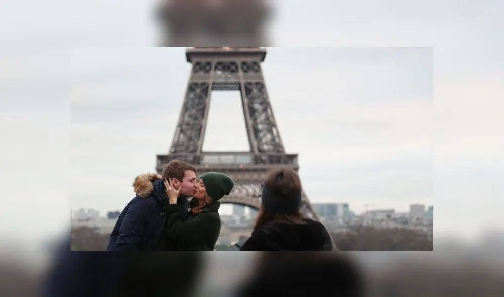 Piden reducir los saludos con besos para evitar la propagación del COVID-19