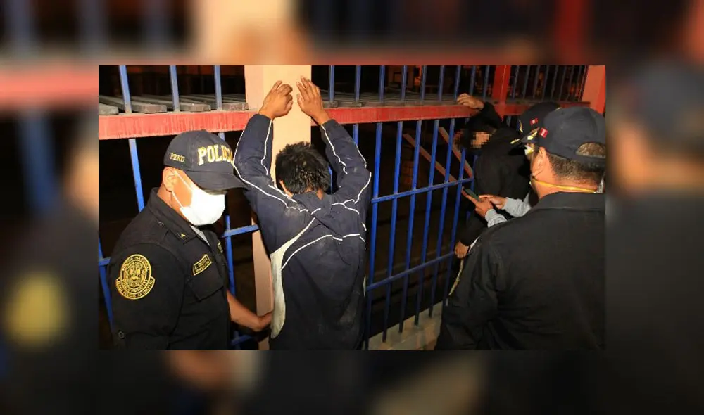 Personas detenidas en toque de queda. Créditos: Difusión. Personas detenidas en toque de queda. Créditos: Difusión.