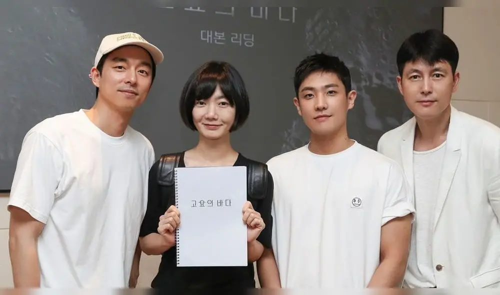 Primera lectura de guion del drama Sea of silence de Netflix. En la foto Gong Yoo, Bae Doo Na, Lee Joon y el director Choi Hang Yong. Créditos: Netflix.