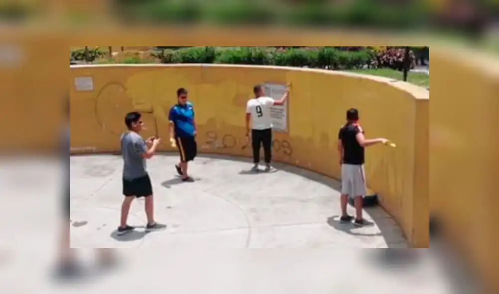 Hinchas de Universitario dan el ejemplo a barristas de Alianza Lima [FOTOS]