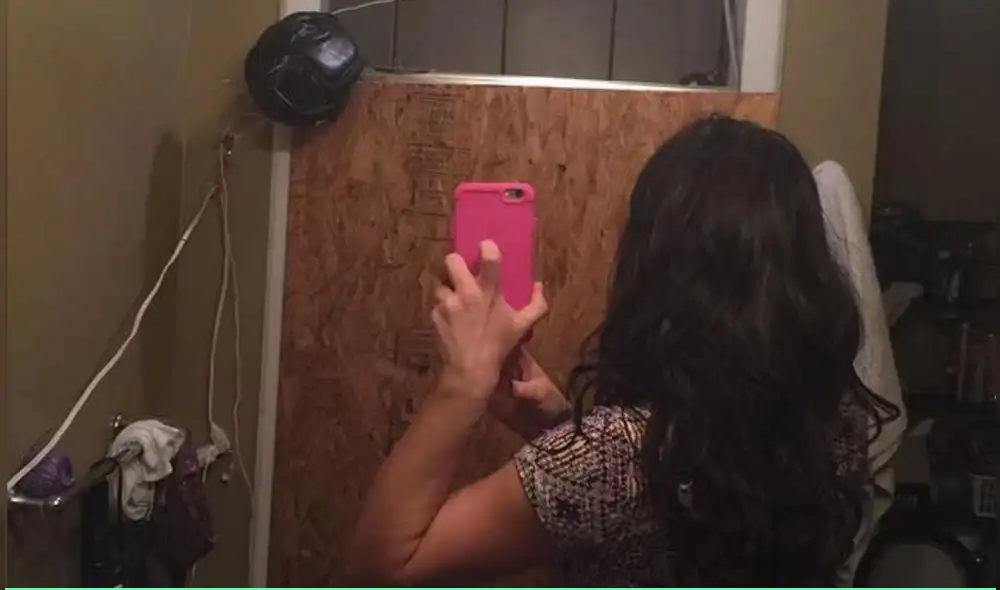 EE.UU.: Publicó una selfie en el baño pero un detalle la llevó a la cárcel [FOTO]