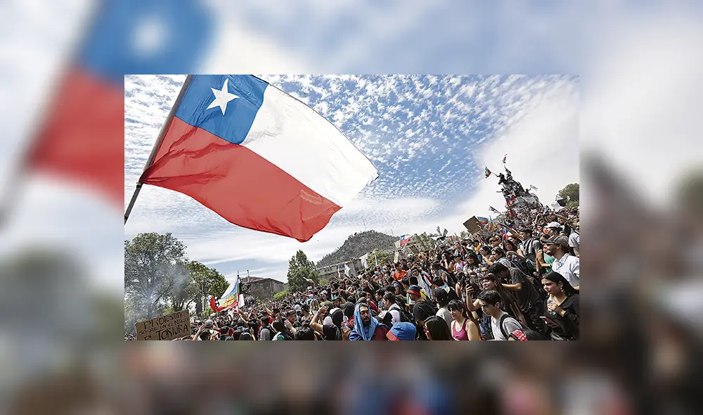 Luciendo su símbolo patrio y con tonadas de cantautores emblemáticos, los manifestantes exigen que renuncie el presidente Sebastián Piñera. (Foto: Jorge Cerdán) Luciendo su símbolo patrio y con tonadas de cantautores emblemáticos, los manifestantes exigen que renuncie el presidente Sebastián Piñera. (Foto: Jorge Cerdán)