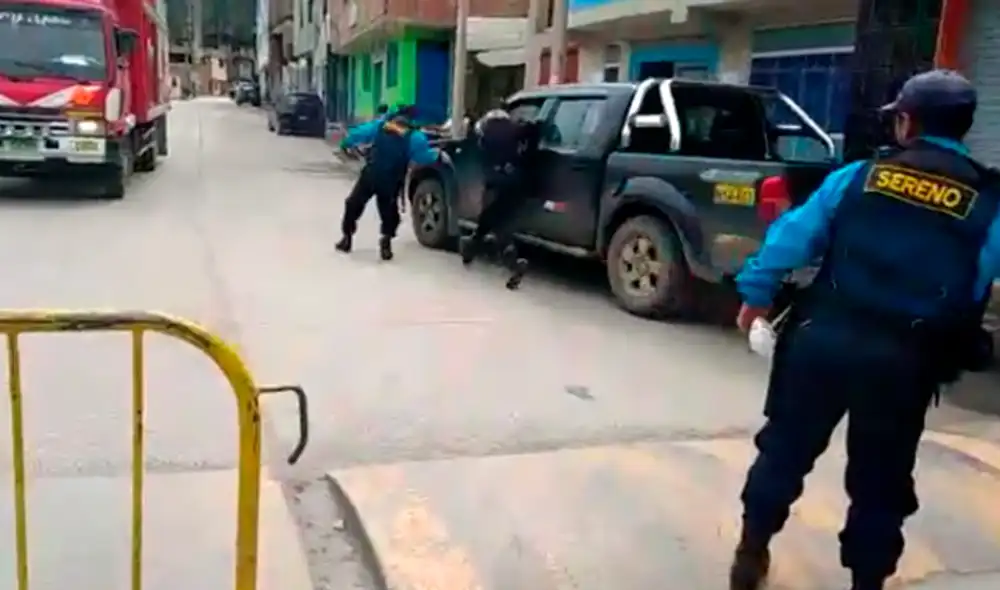 Momento en el que consejero arrastra al sereno y al policía que le intervenían. Captura: Facebook