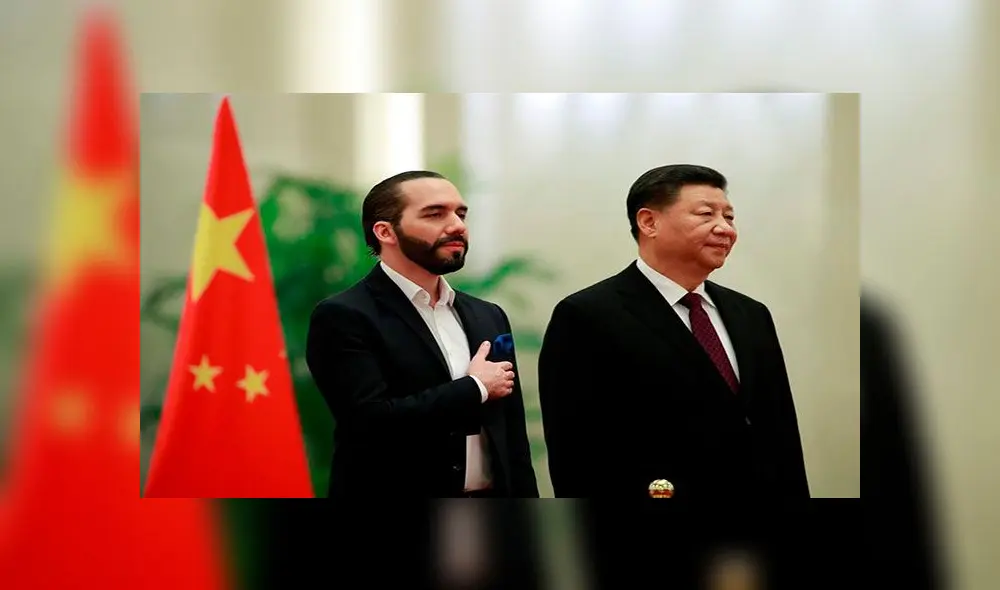 El mandatario salvadoreño Nayib Bukele (i) junto a su homólogo chino, Xi Jinping, el martes en el Gran Palacio del Pueblo. Foto: EFE