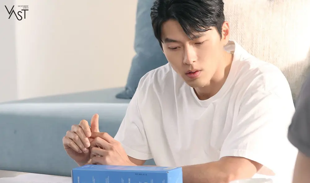 Desliza para ver más imágenes de la sesión de fotos de Hyun Bin para Naver. Foto: VAST Entertainment
