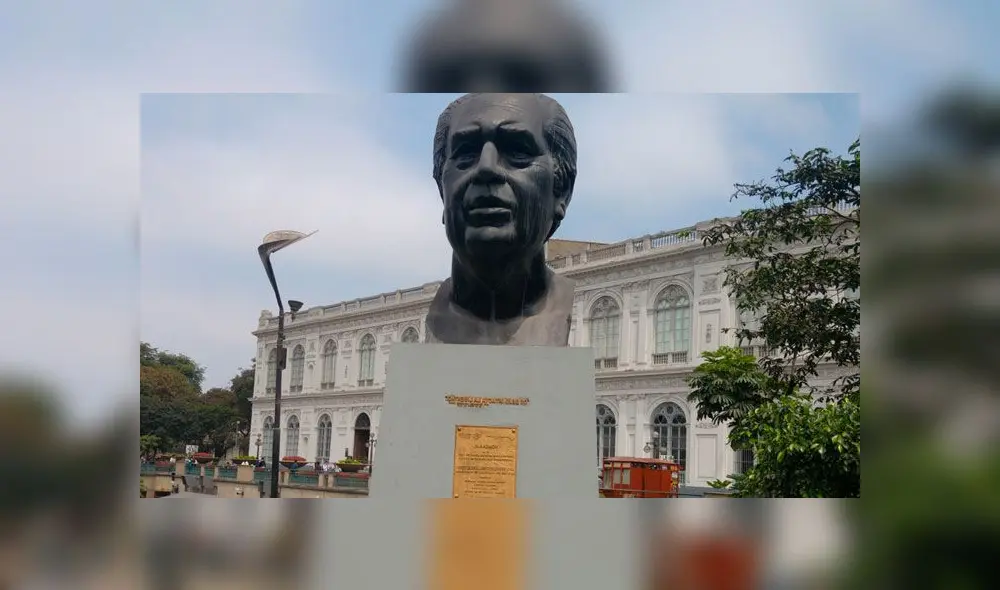 Sujeto orinó en monumento de Fernando Belaunde. Créditos: RPP. Sujeto orinó en monumento de Fernando Belaunde. Créditos: RPP.