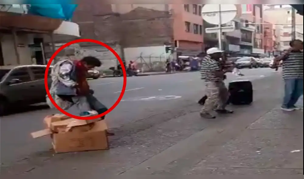 Twitter: El generoso gesto de un vagabundo con músicos de la calle [VIDEO]
