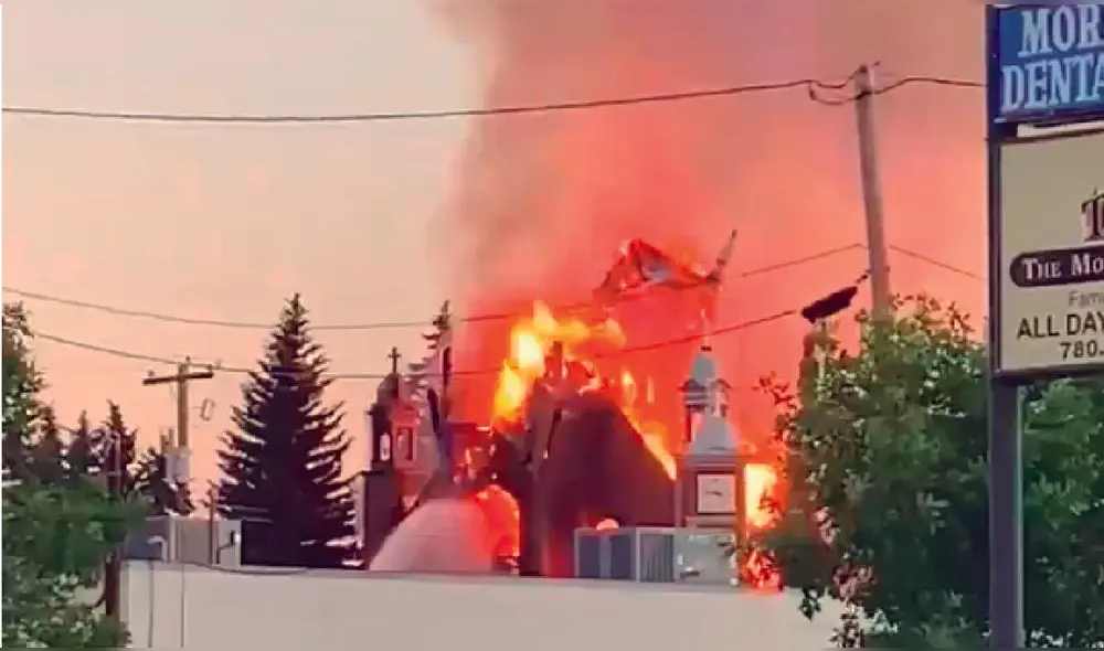 Con esto suman ocho las iglesias siniestradas después de encontrar tumbas clandestinas de niños.