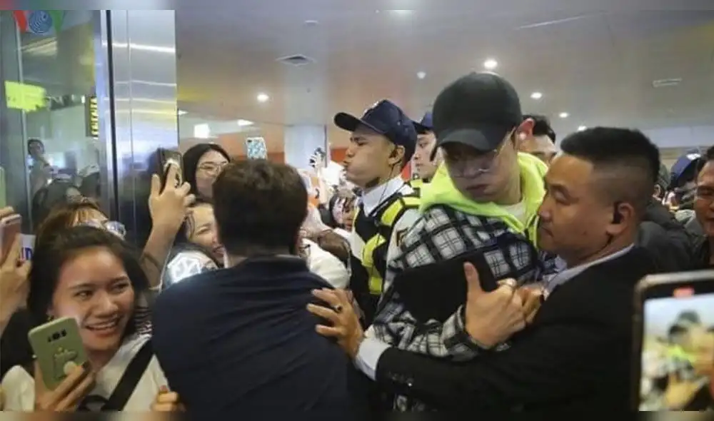 Chanyeol y Sehun en medio de estampida de fans en aeropuerto de Vietnam. Foto: Twitter