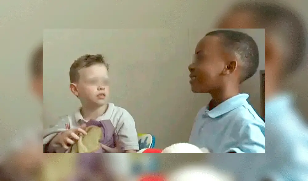 Niño ve a su amigo con autismo llorar y le coge la mano para calmarlo Niño ve a su amigo con autismo llorar y le coge la mano para calmarlo
