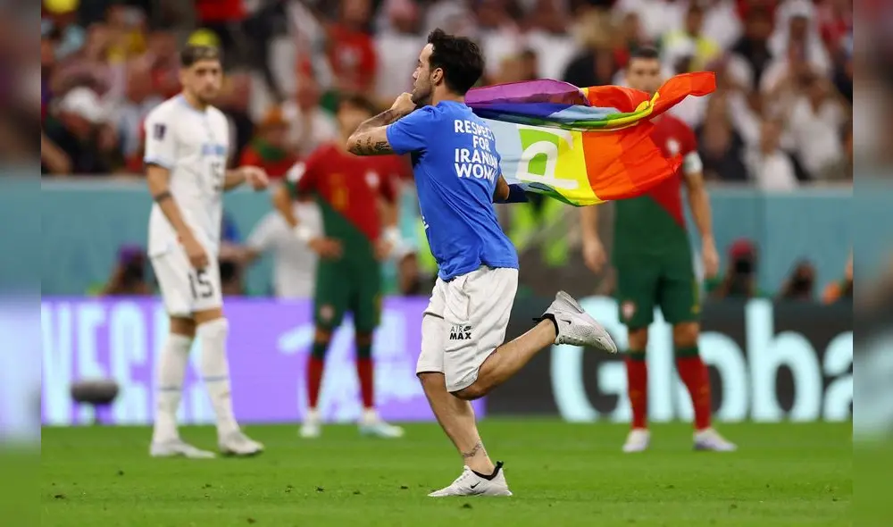 Aficionado salta al campo portando la bandera de la comunidad LGTB+. Foto: twitter