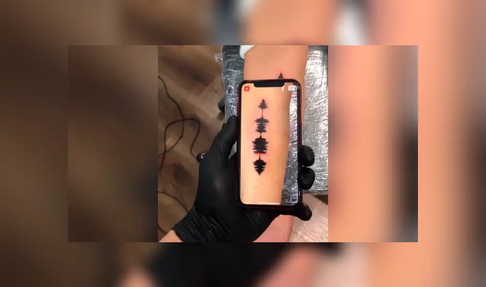 El tatuador compartió en TikTok el alucinante tatuaje de una frecuencia, con el que pudo reproducir música desde su celular. Foto: captura
