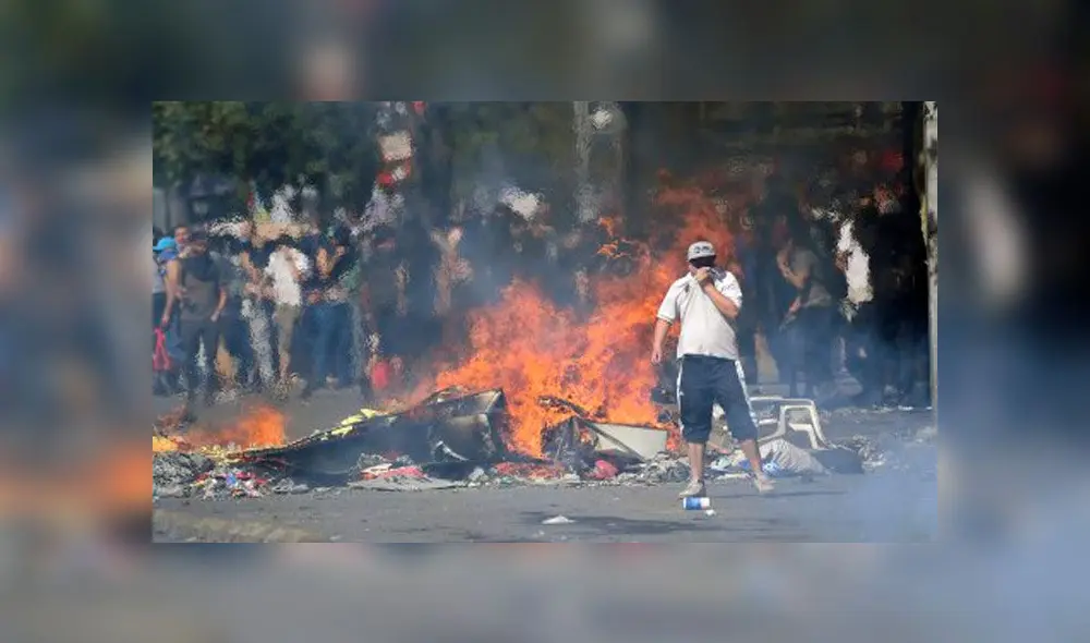 Manifestante queman llantas en medio de las protestas en Santiago. Foto: AFP. Manifestante queman llantas en medio de las protestas en Santiago. Foto: AFP.