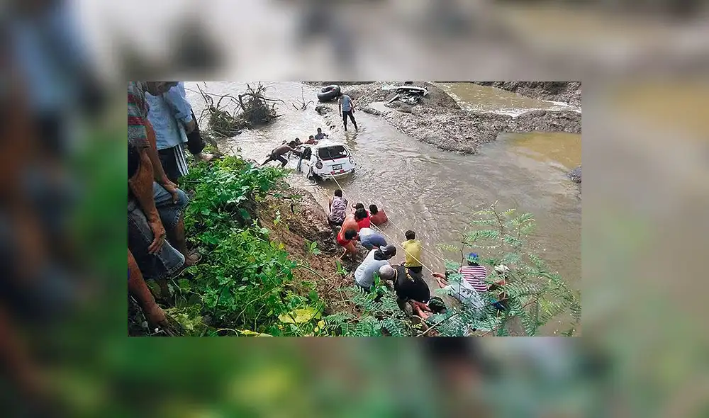 Piura: Chofer y pasajeros desaparecen tras ser arrasados por la quebrada Linderos del Ala en Morropón Piura: Chofer y pasajeros desaparecen tras ser arrasados por la quebrada Linderos del Ala en Morropón