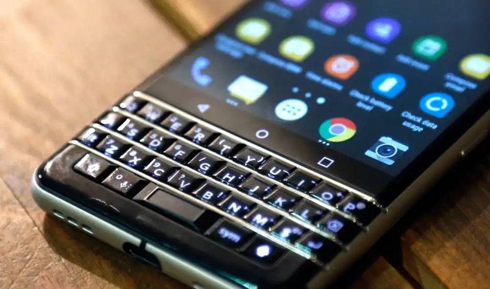 Teléfono con teclado QWERTY. Foto: Teknófilo Teléfono con teclado QWERTY. Foto: Teknófilo