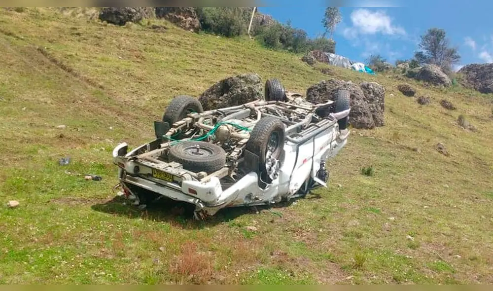 Camioneta con siete pasajeros cae en abismo. Camioneta con siete pasajeros cae en abismo.