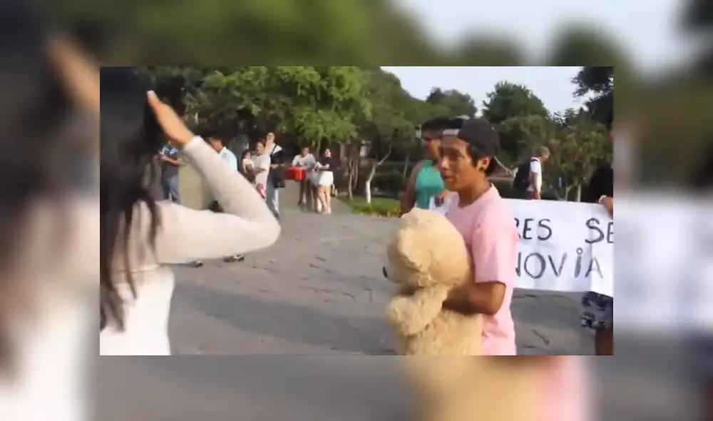 YouTube viral: chico rompe en llanto al ser rechazado por chica a quien se declaró en 'Centro Cívico' [VIDEO]