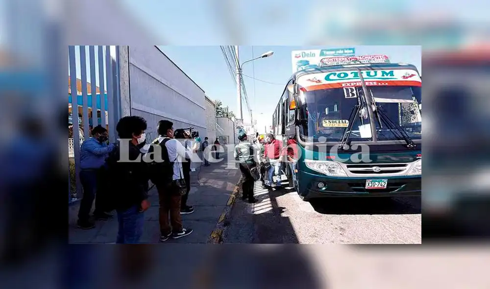 Pugnas. Decenas de pasajeros intentan subir a los buses. Algunas unidades no respetaron el 50% del aforo permitido.