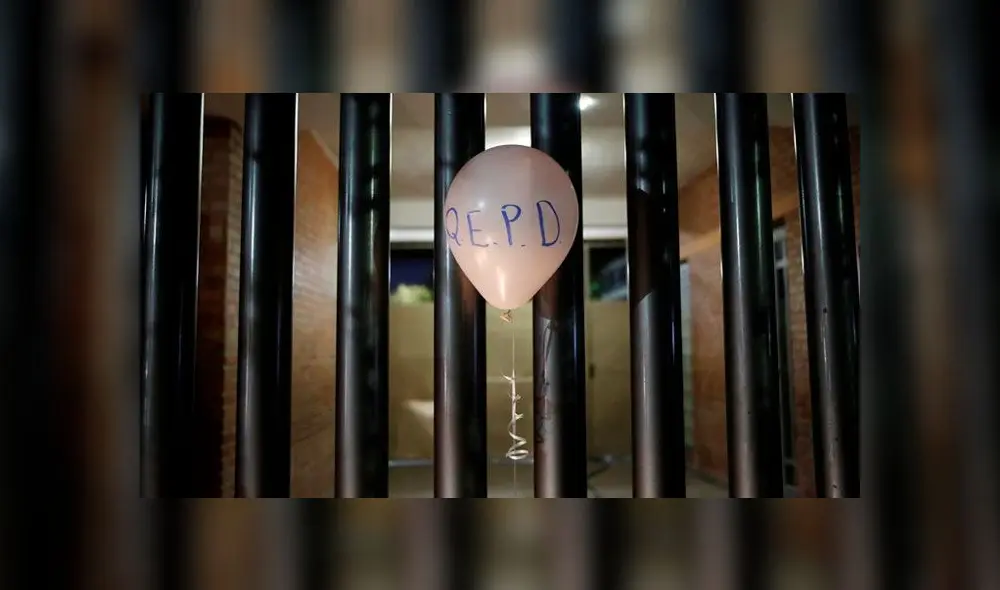 Representantes y trabajadores del Colegio Cervantes en México llevron globos, flores y velas en honor a los fallecidos. Foto: difusión. Representantes y trabajadores del Colegio Cervantes en México llevron globos, flores y velas en honor a los fallecidos. Foto: difusión.