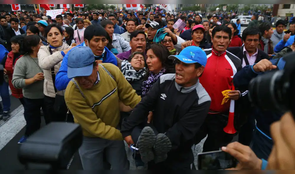Mientras la huelga sigue, el gobierno oficializa acuerdos 