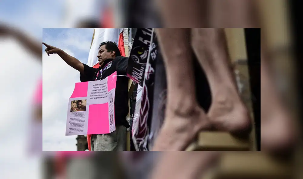 México: Taxistas se crucifican simbólicamente en protesta contra Uber y Cafiby [FOTOS]