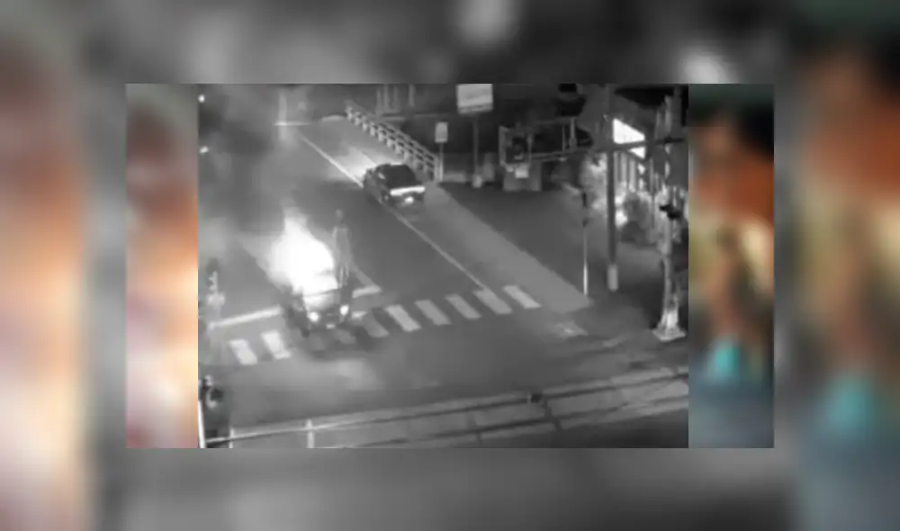 Video es viral en YouTube. El impactante episodio quedó registrado por las cámaras de seguridad de la calle, que grabaron la hazaña del hombre Video es viral en YouTube. El impactante episodio quedó registrado por las cámaras de seguridad de la calle, que grabaron la hazaña del hombre