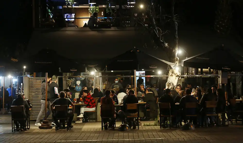 Comercio extendieron su horario de atención que se mantuvo restringido durante toda la emergencia. Foto: EFE Comercio extendieron su horario de atención que se mantuvo restringido durante toda la emergencia. Foto: EFE