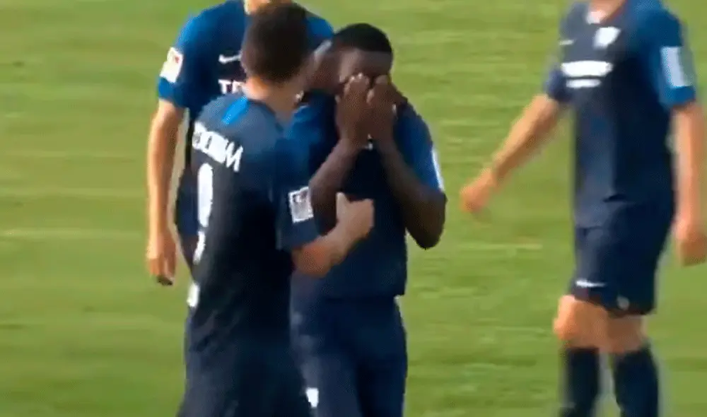 Futoblista ingles sale del campo por discriminación. Futoblista ingles sale del campo por discriminación.