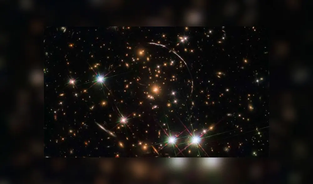 NASA | ESA: Hubble detecta una galaxia que aparece en 12 lugares ...
