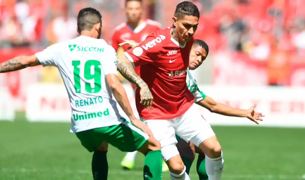 El capitán de la selección peruana fue galardonado este martes con los premios al mejor jugador y goleador de la Copa Brasil con la camiseta del Internacional de Porto Alegre.
