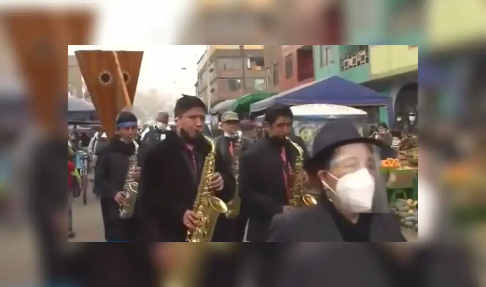 Entre música y flores, los comerciantes informales dieron el último adiós a sus compañeros. Créditos: TV Perú. Entre música y flores, los comerciantes informales dieron el último adiós a sus compañeros. Créditos: TV Perú.