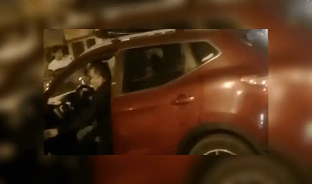 Callao: conductor impacta su auto contra motocicleta tras pasarse la luz roja