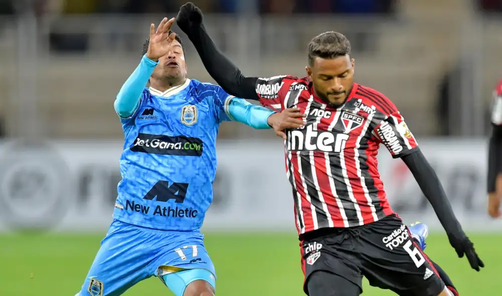 Reimond Manco le pidió la camiseta a Nacho Fernández al finalizar el partido entre Binacional y River Plate. Foto: EFE